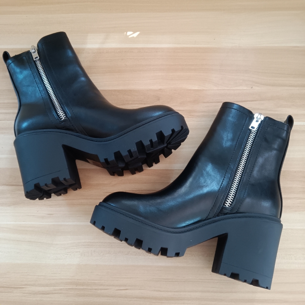 NIB UO Lug Sole Zip Up Heeled Boots black 9